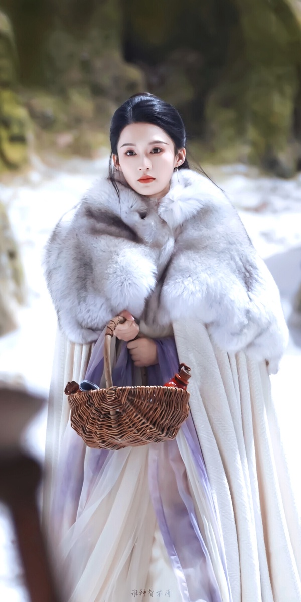 李沁五官和氣質都有滿滿的古典韻味，穿上古裝，同樣體態優雅，可霸氣、可清冷、可靈動，任何角色套在她身上都沒有違和感。