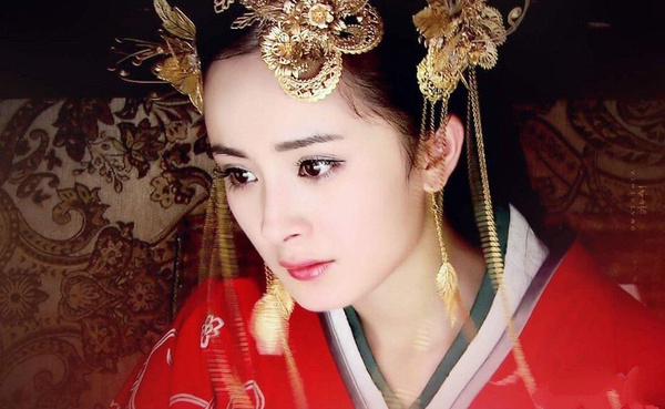楊冪近年常被網友吐槽靈氣消失，但其實早年楊冪是很被推崇的古裝美人。大家仔細看楊冪的五官，明媚大眼加櫻桃小嘴，雖然沒有像劉亦菲、劉詩詩那樣的仙氣氣質，但依然十分秀氣。