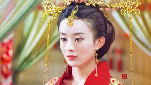 當然也有趙麗穎！其實趙麗穎常常被大家說是美貌被低估的女星，大家對趙麗穎的印象常常會停留在可愛的外表，但仔細看趙麗穎的五官，也非常精緻呢！而趙麗穎圓圓的鵝蛋臉很上相，特別適合古裝。趙麗穎在古裝劇的形象也很百變，每部古裝劇的造型都很不一樣，但她都完美駕馭！