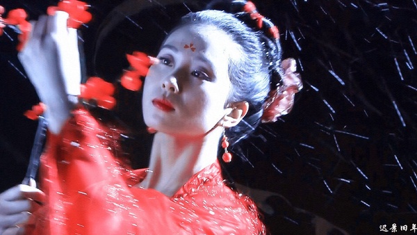 劉詩詩可以說是公認最適合古裝的女星之一，她有著清新脫俗、超凡仙氣的古典長相，所以穿古裝特別好看。再加上劉詩詩的儀態真的很優越，她是學芭蕾出身，學過舞蹈的明星身段、體態都要比一般人好。