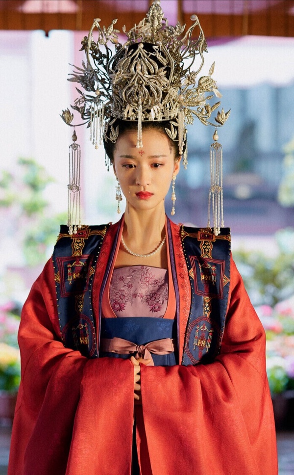 王楚然是少數新生代小花裡，古裝儀態被誇獎的一位。近年古偶劇幾乎都是趙露思、虞書欣等95後小花的天下，她們的劇基本都會熱播，演技很可愛靈動，但她們也時常被網友說「網紅感太重」、「像現代人在演古裝劇」，而王楚然是少數沒有被這麼說的95後小花。