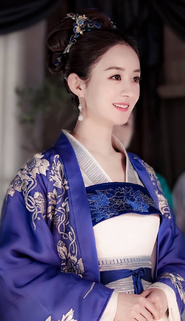 當然也有趙麗穎！其實趙麗穎常常被大家說是美貌被低估的女星，大家對趙麗穎的印象常常會停留在可愛的外表，但仔細看趙麗穎的五官，也非常精緻呢！而趙麗穎圓圓的鵝蛋臉很上相，特別適合古裝。趙麗穎在古裝劇的形象也很百變，每部古裝劇的造型都很不一樣，但她都完美駕馭！