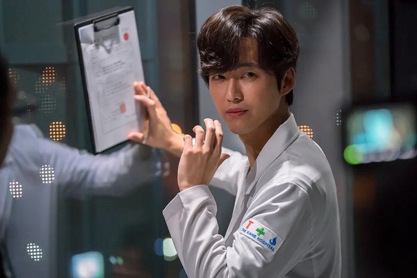 不輸《莎拉的真偽人生》！7部熬夜也要追Netflix韓劇！《黑暗榮耀》好看，這部一集上癮