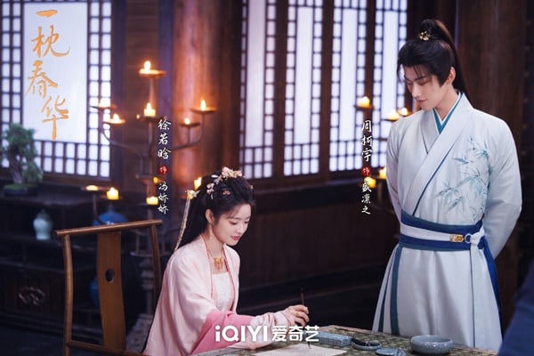 《一枕春華》找來《狙擊蝴蝶》周柯宇和《愛你》徐若晗搭配，兩人先前都是以現偶劇走紅，古裝扮相目前口碑一般，不知道搭起來會不會有CP火花。《一枕春華》劇情蠻有趣，商界大老帶著小嬌夫逆風翻盤的故事。
