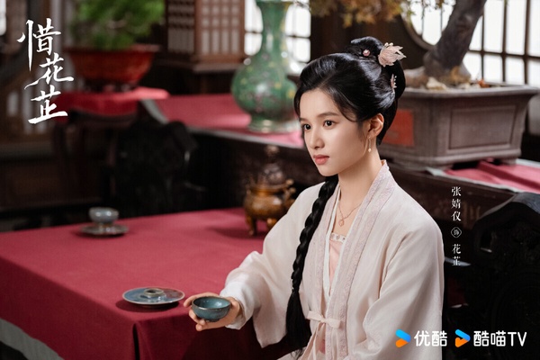 張婧儀是被力捧的新生代小花，自出道以來就資源不斷，張婧儀近年和肖戰合作了《藏海傳》、和陳飛宇合作了《點燃我，溫暖你》，都是有口碑的製作班底，最終劇集評價也都不錯。不過《藏海傳》、《點燃我，溫暖你》張婧儀不是一番。