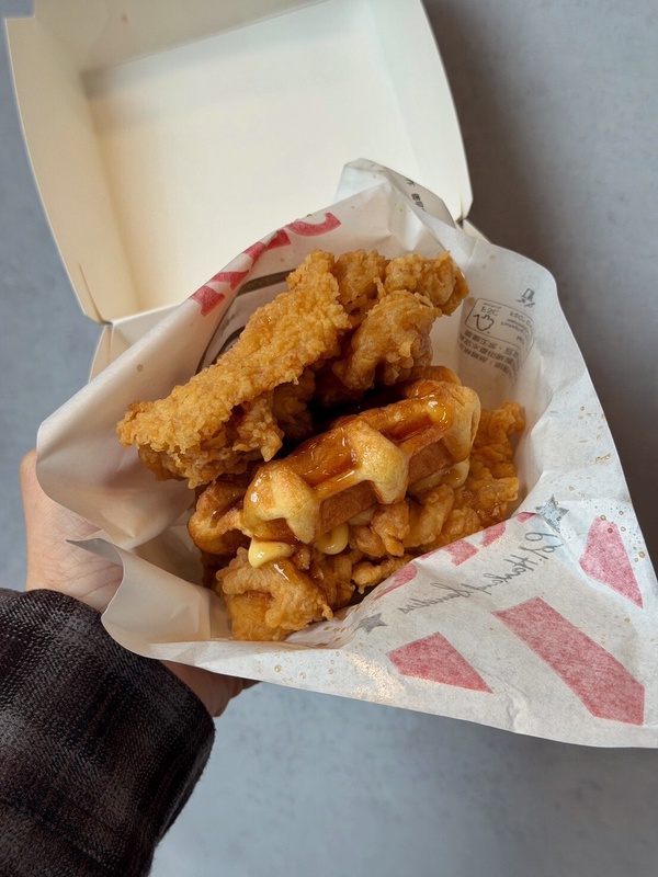肯德基比利時鬆餅堡+肉霸堡推新品「楓糖風味鬆餅咔啦肉霸堡」3/3開賣，鹹甜組合必吃