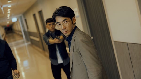 Netflix《百萬人推理》負評一面倒！兇手太好猜，劇情不合邏輯，連鄭伊健都救不了！
