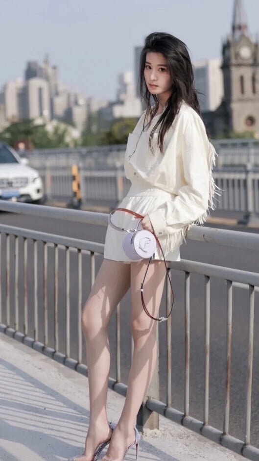 《成何體統》王楚然不只古裝扮相美，她也是一位美腿女神，每次出席紅毯都會引起熱議。王楚然是大家公認95花裡顏值很高的一位，她不只長得美，身材比例也相當好。王楚然有172公分，那雙長腿同樣非常吸睛，不僅又長又直，而且王楚然膚色白，顯得她的大長腿特別好看。