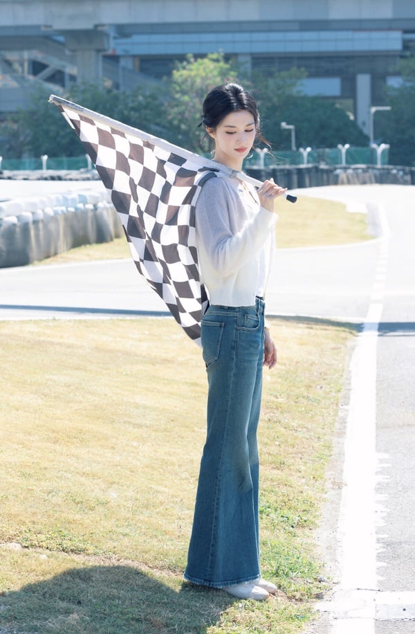 《成何體統》王楚然不只古裝扮相美，她也是一位美腿女神，每次出席紅毯都會引起熱議。王楚然是大家公認95花裡顏值很高的一位，她不只長得美，身材比例也相當好。王楚然有172公分，那雙長腿同樣非常吸睛，不僅又長又直，而且王楚然膚色白，顯得她的大長腿特別好看。