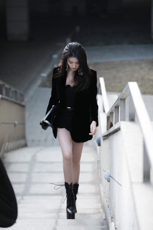 《成何體統》王楚然不只古裝扮相美，她也是一位美腿女神，每次出席紅毯都會引起熱議。王楚然是大家公認95花裡顏值很高的一位，她不只長得美，身材比例也相當好。王楚然有172公分，那雙長腿同樣非常吸睛，不僅又長又直，而且王楚然膚色白，顯得她的大長腿特別好看。