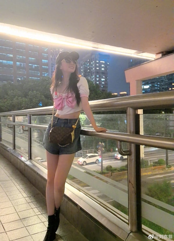 劉亦菲真的是老天賞飯吃的美女，皮相、骨相極佳，身高還有170公分，根本所有上鏡吃香的條件，都在劉亦菲身上了！！劉亦菲不只古裝好看，戲外穿上時裝也是衣架子。