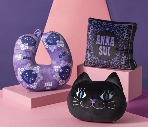 7-11「三麗鷗 X ANNA SUI」集點第二彈！飲料提袋、25公分存錢筒、三用抱枕等14款看這