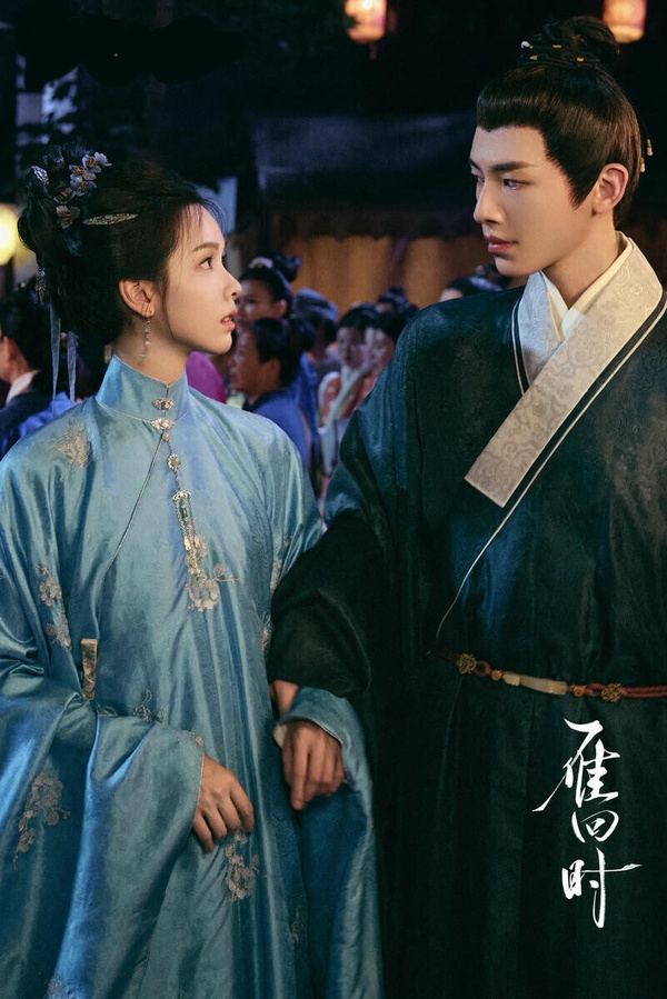 《雁回時》和《墨雨雲間》、《錦月如歌》同為千山茶客的小說改編劇，拍得還不錯。《雁回時》和《墨雨雲間》是同款的快節奏宅鬥劇，服化道古色古香，調色、運鏡都有質感，劇情也很引人入勝。受盡委屈的女主回家復仇，一步步鬥垮那些欺負她的惡人，劇情節奏快，完全不拖沓，愛情線也很有看點。