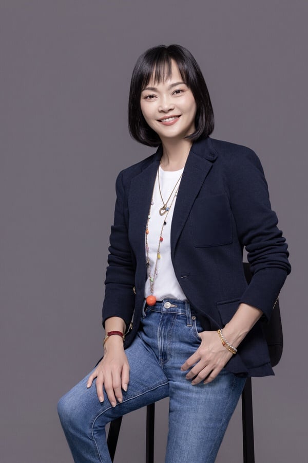 資生堂李惠芬 (Josephine Lee) 職涯寫真。具備超過 25 年美妝資歷，引領台灣資生堂邁向 AI 數位轉型與科技美學的核心推手 。