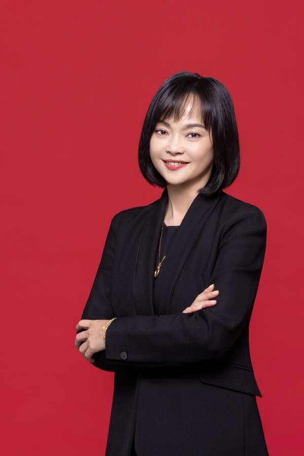 資生堂李惠芬 (Josephine Lee) 出任台灣資生堂集團新任副董事長兼總經理官方形象照 。展現資生堂成立 69 年來首位台籍女性領導者的專業風範 。