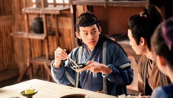 《荒年全村啃樹皮，我有系統滿倉肉》是去年小火的古裝短劇，每集只有三分鐘，人設很新穎，女主角從上市公司的女總裁穿越成寡婦，穿越後就是天崩開局，一家子嗷嗷待哺，而女主憑藉智慧和「系統」一路開掛，展開的金手指逆襲故事。劇情輕鬆搞笑，很適合配飯追！