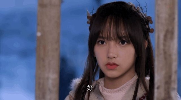 宇宙少女成員程瀟是眾多轉型演員的愛豆中資源很好的一位，她和王一博同屬樂華娛樂，早前幾年公司有意捧她為一姊，主演了多部女一角色的戲劇，像是古裝劇《天醒之路》、《靈域》，還有甜寵劇《你微笑時很美》和《良言寫意》等。