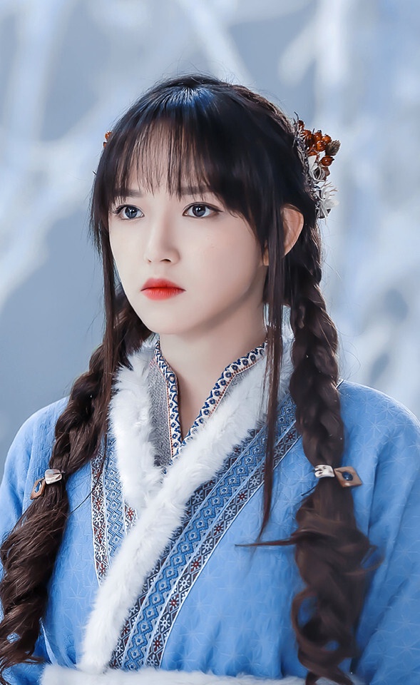 宇宙少女成員程瀟是眾多轉型演員的愛豆中資源很好的一位，她和王一博同屬樂華娛樂，早前幾年公司有意捧她為一姊，主演了多部女一角色的戲劇，像是古裝劇《天醒之路》、《靈域》，還有甜寵劇《你微笑時很美》和《良言寫意》等。