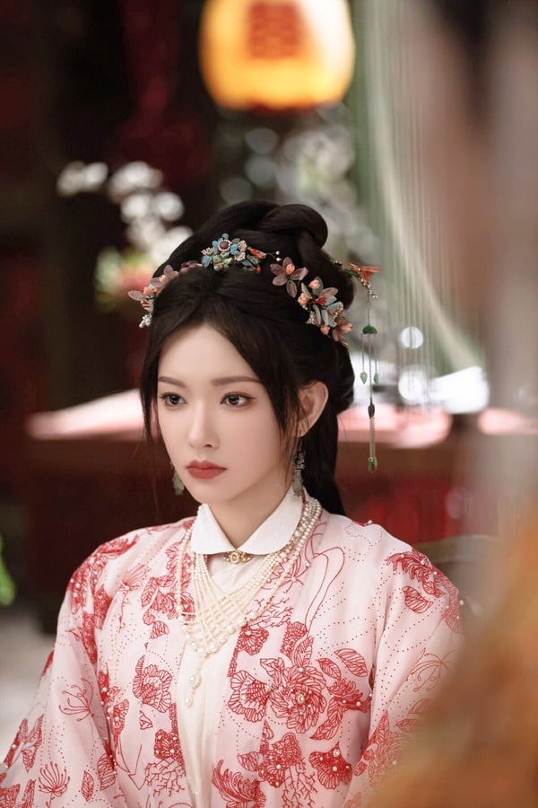 宇宙少女成員程瀟是眾多轉型演員的愛豆中資源很好的一位，她和王一博同屬樂華娛樂，早前幾年公司有意捧她為一姊，主演了多部女一角色的戲劇，像是古裝劇《天醒之路》、《靈域》，還有甜寵劇《你微笑時很美》和《良言寫意》等。