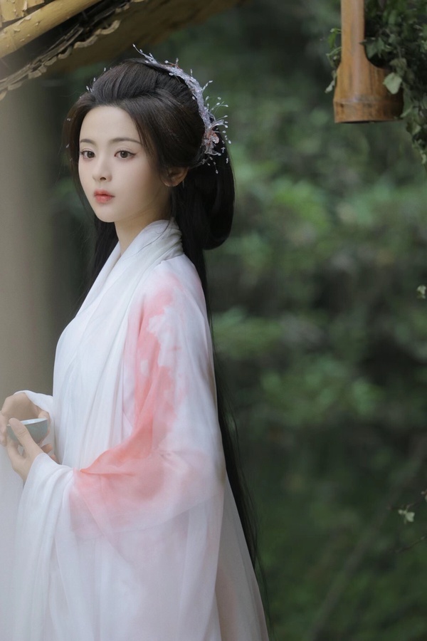 楊超越的顏值確實沒話說，她長相甜美，自出道以來顏值就很受粉絲追捧，而且楊超越古裝扮相也好看，之前在古裝劇《長安諾》、《且聽鳳鳴》、《說英雄誰是英雄》、《七時吉祥》古裝都很美。每次只要楊超越有新造型出現，幾乎都美得讓人眼睛一亮，而且各種妝造都能Hold住。