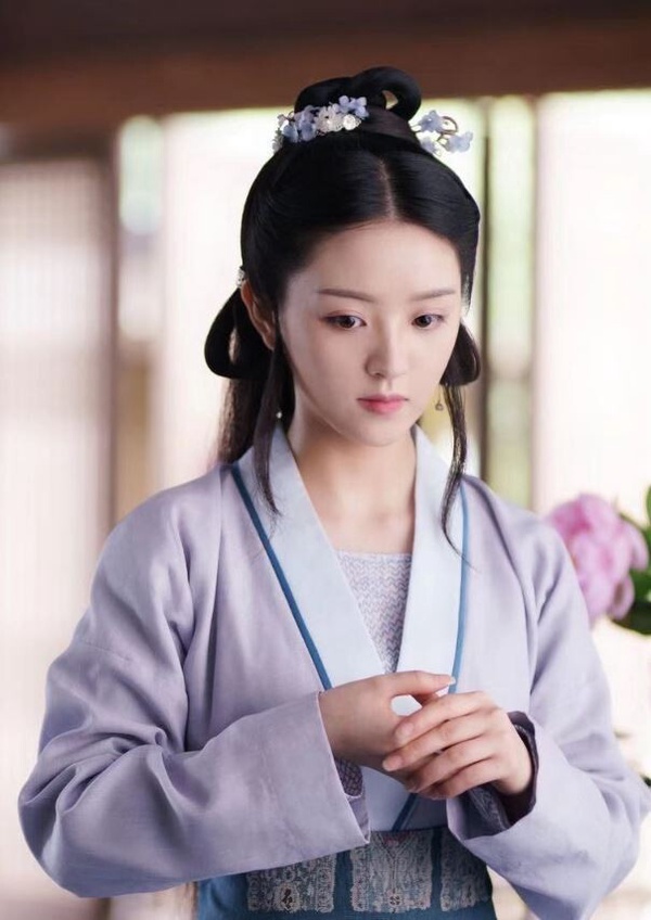 田曦薇的顏值被公認是95花中的前段班，田曦薇2022年因古裝劇《卿卿日常》火速崛起，後續在《大奉打更人》、《子夜歸》，她的古裝扮相都是美的。田曦薇眼睛大，鼻子嘴巴小巧，特別適合穿古裝。不過網友表示，田曦薇是近年才越變越美的，。早期的《錦繡南歌》被認為是田曦薇的顏值低谷。