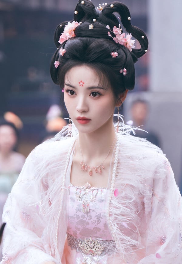 田曦薇的顏值被公認是95花中的前段班，田曦薇2022年因古裝劇《卿卿日常》火速崛起，後續在《大奉打更人》、《子夜歸》，她的古裝扮相都是美的。田曦薇眼睛大，鼻子嘴巴小巧，特別適合穿古裝。不過網友表示，田曦薇是近年才越變越美的，。早期的《錦繡南歌》被認為是田曦薇的顏值低谷。