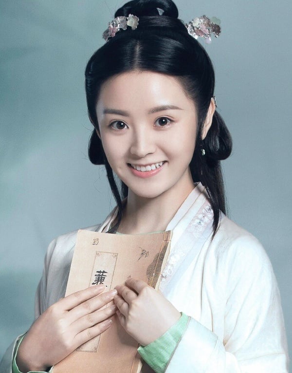田曦薇的顏值被公認是95花中的前段班，田曦薇2022年因古裝劇《卿卿日常》火速崛起，後續在《大奉打更人》、《子夜歸》，她的古裝扮相都是美的。田曦薇眼睛大，鼻子嘴巴小巧，特別適合穿古裝。不過網友表示，田曦薇是近年才越變越美的，。早期的《錦繡南歌》被認為是田曦薇的顏值低谷。