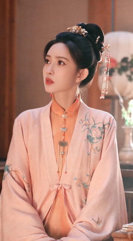 孟子義也是，近年在《九重紫》、《桃花映江山》她的古裝造型都是美的，但早期在《射鵰英雄傳》就沒有現在那麼驚豔，同樣是起伏度比較大。