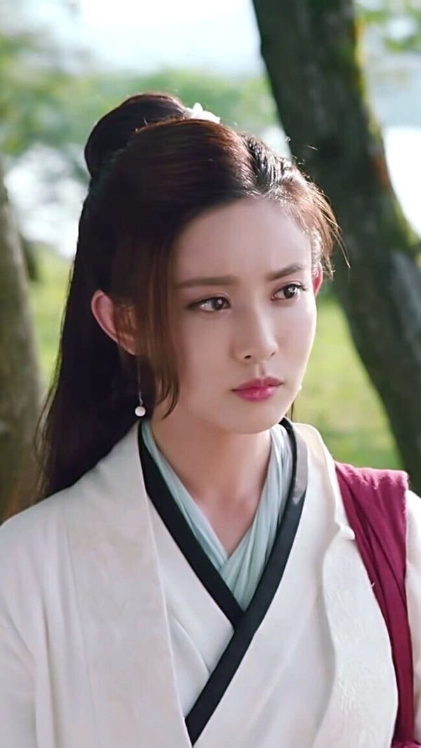 孟子義也是，近年在《九重紫》、《桃花映江山》她的古裝造型都是美的，但早期在《射鵰英雄傳》就沒有現在那麼驚豔，同樣是起伏度比較大。