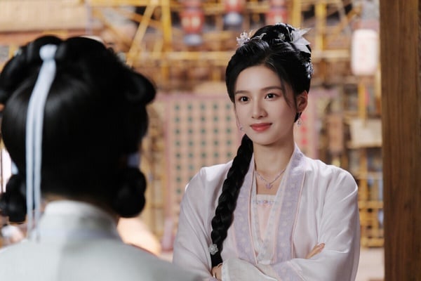 張婧儀是近年崛起的95後女星，主演《藏海傳》、《惜花芷》、《點燃我，溫暖你》等劇。相比王楚然、周也等人古裝時裝都好看，張婧儀被認為更適合時裝，在《點燃我，溫暖你》演文藝少女，或《一見傾心》的民國妝造都很美，但古裝似乎就稍遜一籌。