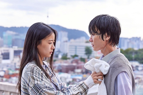 《莎拉的真偽人生》李伊潭是誰？冒牌莎拉、金宣虎初戀，被封新一代「Netflix公務員」!