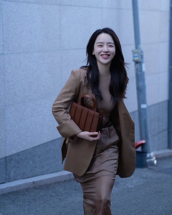 《莎拉的真偽人生》申惠善私服穿搭技巧1：同色系單品製造延伸感