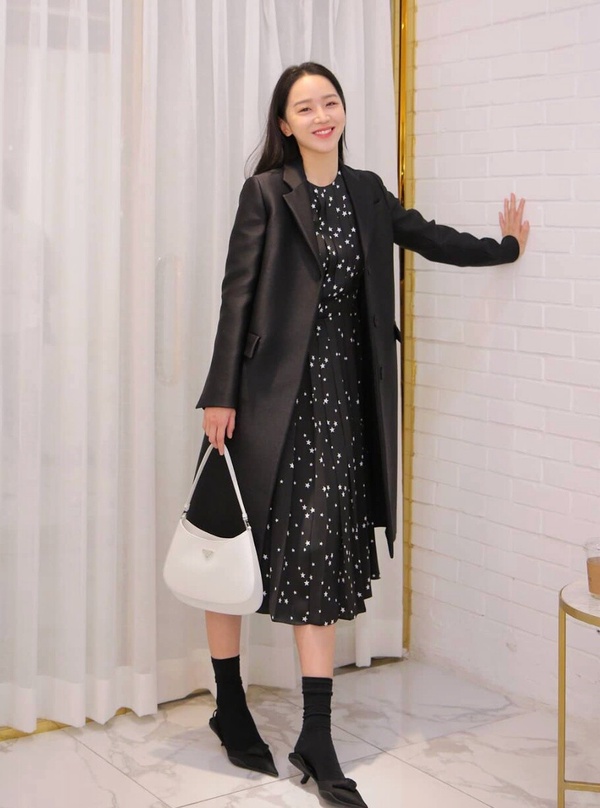 《莎拉的真偽人生》申惠善私服穿搭技巧2：選擇強調肩線的西裝外套