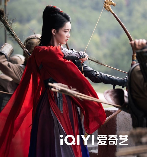 《一笑隨歌》是近年意外獲得高評的黑馬劇，這是女將軍題材的愛情劇，講述錦繡國敗軍之際，付一笑用箭射中夙砂國大皇子鳳隨歌，隨即扭轉戰局。但付一笑不久後意外墜崖，記憶全失，鳳隨歌也被人追殺疲於奔命，陰差陽錯下，二人重逢。看著失憶的付一笑，鳳隨歌只覺得此事有蹊蹺，於是決定將她帶在身邊，引出操縱一切的幕後黑手。