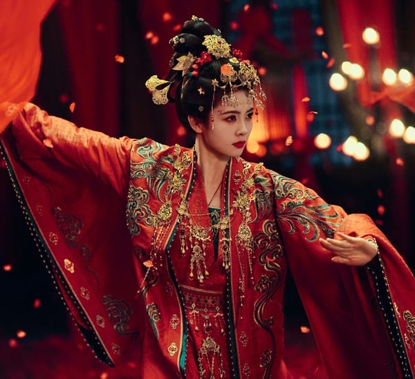 《唐宮奇案》為了凸顯女主的颯爽帥氣，劇中白鹿的造型都相當英氣俐落。而開篇的鬼新娘中式嫁衣也美得讓人難忘！