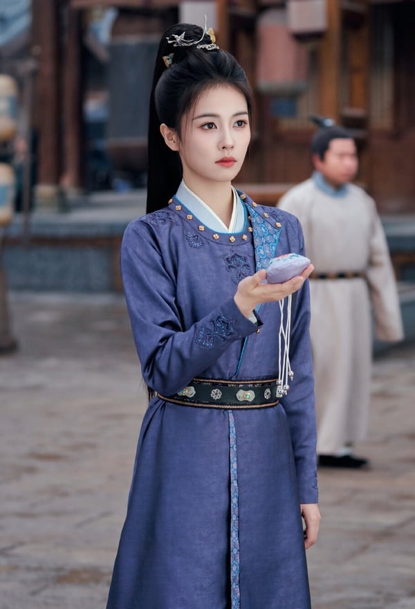 《唐宮奇案》為了凸顯女主的颯爽帥氣，劇中白鹿的造型都相當英氣俐落。而開篇的鬼新娘中式嫁衣也美得讓人難忘！