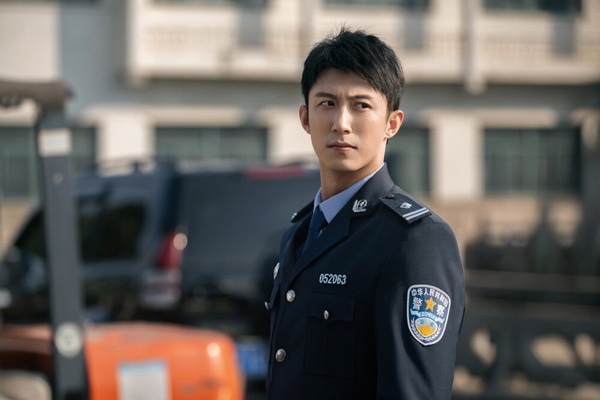 黃景瑜相較於其他90生，走的是硬漢形象，和其他男星不太相同，因此很有辨識度與個人魅力，特別擅長軍旅、刑偵這類型的題材，與合作過的女星CP感並不差，算是搭起來很容易有火花的男星，再加上黃景瑜還不太算是頂流男星，所以女星與他合作，更有機會爭取到一番或平番位置。