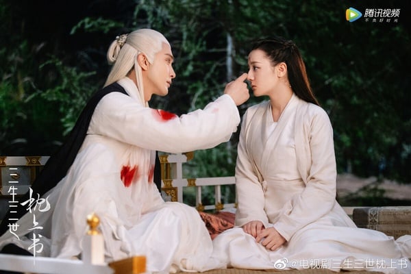 因為《三生三世十里桃花》大火，後續迪麗熱巴、高偉光的愛情線又另外拉出來續拍《三生三世枕上書》，是同一個作者的作品。平心而論，《枕上書》的出圈度沒有《十里桃花》高，但因著迪麗熱巴、高偉光的CP效應，還是有許多觀眾喜愛。
