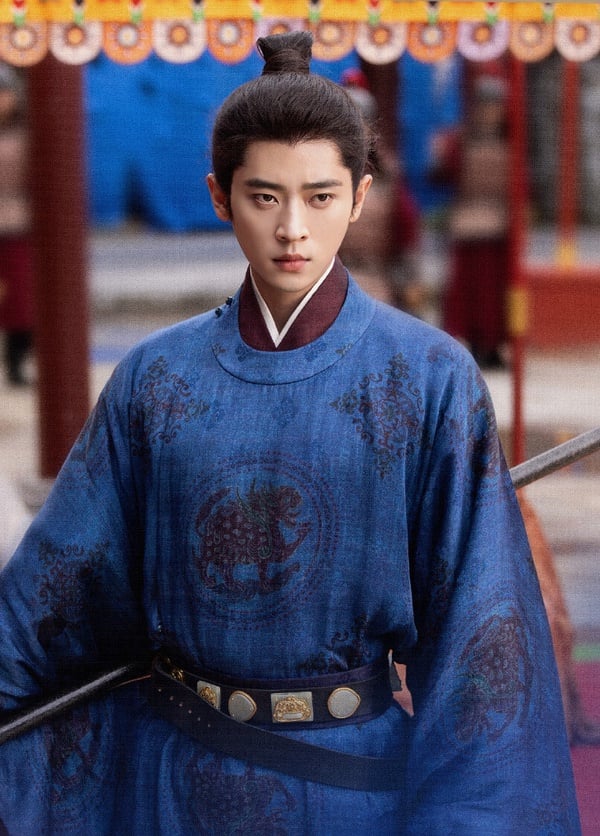丞磊《成何體統》播完後，新劇《莫離》合作了古裝女神白鹿。這部劇來頭不小呢！找來《三生三世十里桃花》、《無憂渡》導演林玉芬執導，拍攝質感可以期待！而丞磊的新造型變化不大，不過還是滿滿霸氣。這次丞磊的角色是背負血海深仇的王爺，和白鹿先婚後愛。