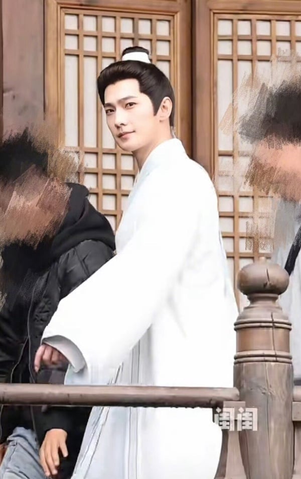 楊洋接下來除了古裝武俠劇《雨霖鈴》外，最近新劇《不讓江山》也開拍了，一樣是大男主劇。楊洋合作演技派男星翟子路，而《不讓江山》一開機也衝出不少話題。楊洋新造型很帥呢！目前公開的路透完全是俊美書生啊！