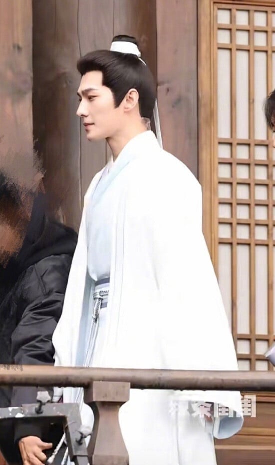 楊洋接下來除了古裝武俠劇《雨霖鈴》外，最近新劇《不讓江山》也開拍了，一樣是大男主劇。楊洋合作演技派男星翟子路，而《不讓江山》一開機也衝出不少話題。楊洋新造型很帥呢！目前公開的路透完全是俊美書生啊！
