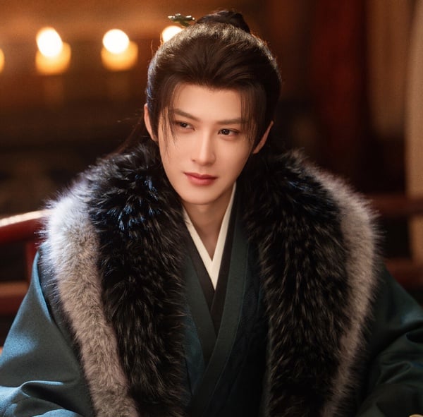檀健次終於又進組古裝劇了，新劇《何不同舟渡》是權謀題材，合作《軋戲》盧昱曉，檀健次要飾演將軍呢！《何不同舟渡》檀健次的古裝扮相釋出後又一次引起熱議，一樣很美型，帥度不輸《長相思》相柳！