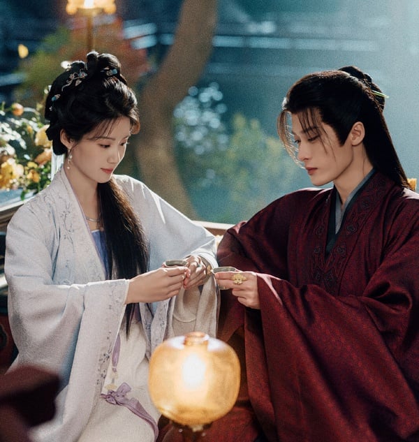 檀健次終於又進組古裝劇了，新劇《何不同舟渡》是權謀題材，合作《軋戲》盧昱曉，檀健次要飾演將軍呢！《何不同舟渡》檀健次的古裝扮相釋出後又一次引起熱議，一樣很美型，帥度不輸《長相思》相柳！