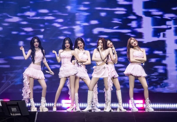 YG 女團 BABYMONSTER 全球巡演成員舞台花絮照，2026年將展開全新世界巡演，並包含 5 月與 10 月專輯回歸計畫
