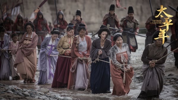 《太平年》不是以愛情線為主的古偶，這部劇以五代十國為背景，故事很震撼。這是一個民不聊生的亂世，第一集就上演了人吃人的環節。更可怕的是，這都是基於史實改編。《太平年》故事有內容，拍攝質感很大器，不僅有市井小民的生活，也有各方陣營的權謀暗鬥，喜歡看《軍師聯盟》、《三國》那種歷史大劇的觀眾很推薦一看！
