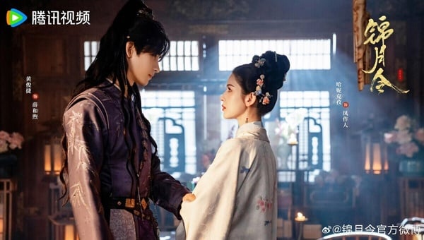 《錦月令》是一部古裝輕喜短劇，主演哈妮克孜、黃俊捷顏值很高。這是冷豔女殺神和腹黑公子的歡喜冤家設定，雖然是短劇，但服化道質感不差。劇情邏輯不強，但有糖點、有笑點，是部無厘頭下飯甜寵劇，可以無腦追！