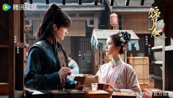 《錦月令》是一部古裝輕喜短劇，主演哈妮克孜、黃俊捷顏值很高。這是冷豔女殺神和腹黑公子的歡喜冤家設定，雖然是短劇，但服化道質感不差。劇情邏輯不強，但有糖點、有笑點，是部無厘頭下飯甜寵劇，可以無腦追！