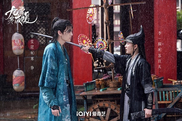 《九霄寒夜暖》是一部古裝探案劇，李一桐搭配新生代小鮮肉畢雯珺，風格類似譚松韻和任嘉倫主演的《錦衣之下》，熱度很低迷，但口碑不錯呢！劇情輕鬆搞笑，男女主角是歡喜冤家，互動有趣，雖然是A級小成本網劇，但不是流水線的工業糖精劇，品質滿好的！