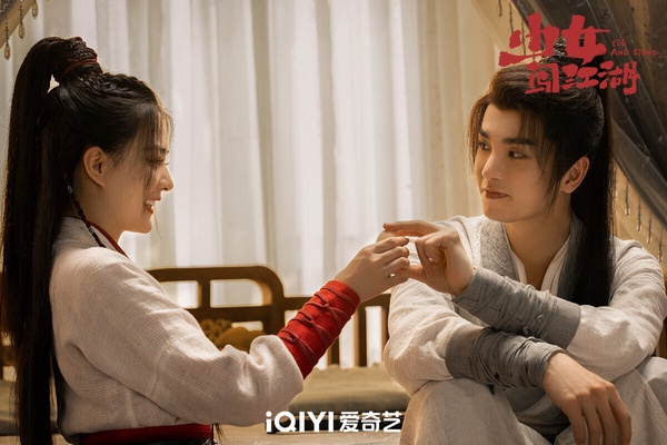 《少女闖江湖》是部小成本的武俠甜寵劇，熱度很低迷，但劇評其實不錯呢！故事很沙雕無厘頭，講述霍星辰是武林盟主之女，她為了反抗強加給自己的命運和強塞給自己的「贅婿」，毅然決然踏入江湖，與武林年輕一代闖江湖的故事。