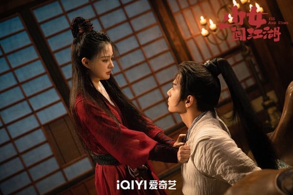 《少女闖江湖》是部小成本的武俠甜寵劇，熱度很低迷，但劇評其實不錯呢！故事很沙雕無厘頭，講述霍星辰是武林盟主之女，她為了反抗強加給自己的命運和強塞給自己的「贅婿」，毅然決然踏入江湖，與武林年輕一代闖江湖的故事。